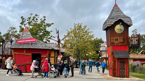 Besucher*innen tummeln sich in einem Erlebnispark.