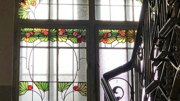 Bunte Glasfenster und eine verzierte Treppe