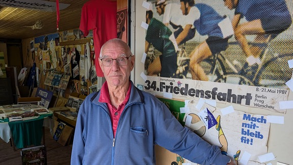 Peter Gehlmann steht in der Tür seines Museums