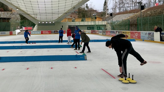 Kinder spielen Eisstockschießen bei den BSSA-Landes-Winterspielen 