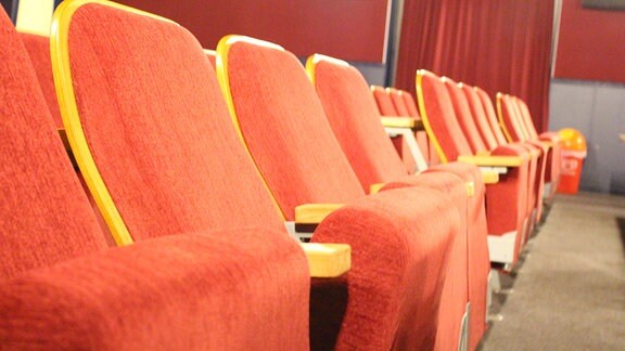 Stühle in einem Kinosaal