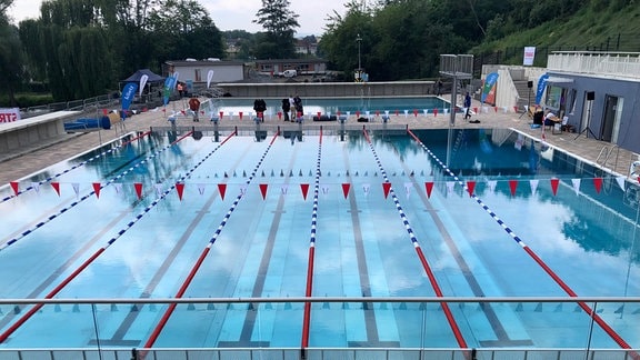 Girlanden hängen über der Schwimmbahn im neu eröffneten Schwimmbad von Quedlinburg.