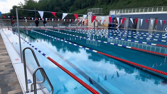 Girlanden hängen über der Schwimmbahn im neu eröffneten Schwimmbad von Quedlinburg.