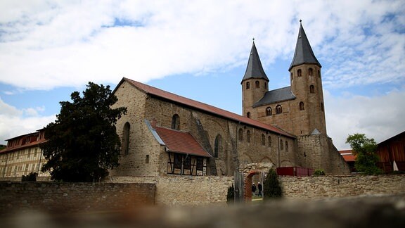 Besucher laufen durch die Gärten des Klosters Drübeck.