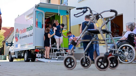 Ein Rollator steht vor der mobilen Kleiderkammer der evangelischen Stiftung Neinstedt. 