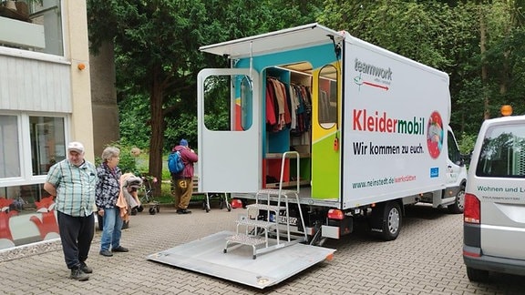 Auto mit Kleidung, auf dem Kleider-Mobil steht