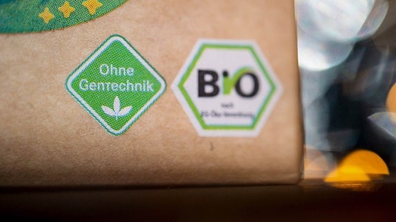 Das Logo "Ohne Gentechnik" und das Deutsche Bio-Siegel sind auf einer Lebensmittelverpackung.