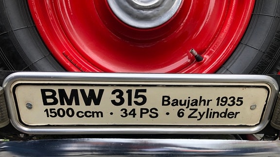Nummernschild mit technischen Infos an einem roten BMW-ldtimer