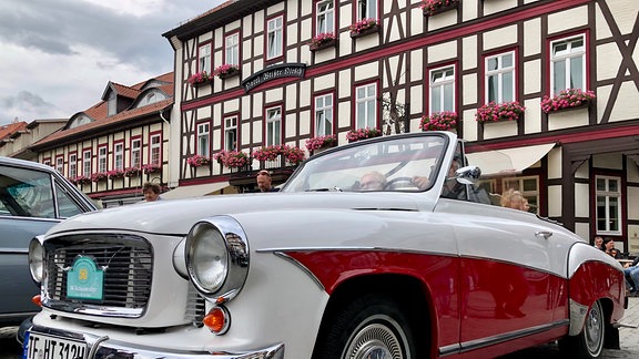 Weiß-roter Wartburg-Oldtimer in der Innenstadt von Wernigerode