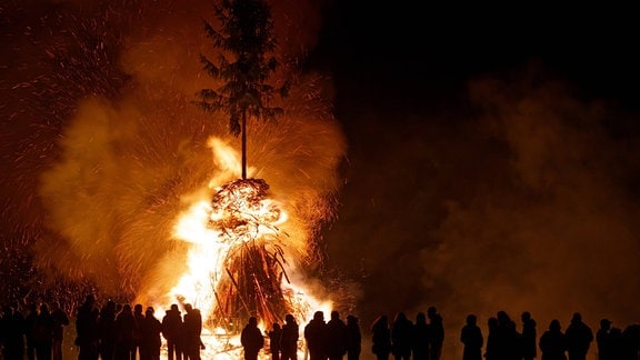 In Elbingerode im Landkreis Harz (Sachsen-Anhalt) brennt ein Osterfeuer.