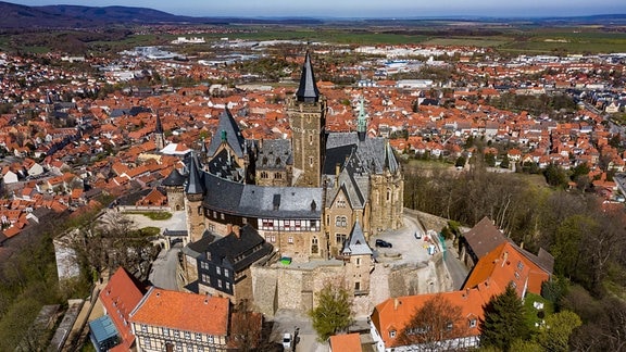 Schloss Wernigerode aus der Vogelperspektive, im Hintergrund die Dächer der Stadt