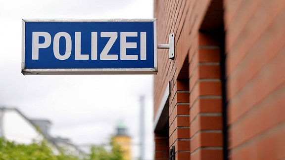 Ein Schild POLIZEI an einer Polizeiwache