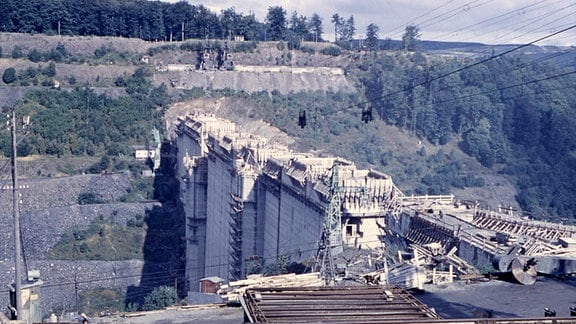 Sperrmauer beim Bau