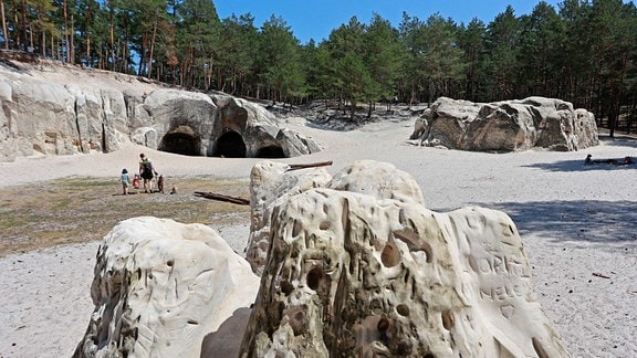 Besucher besichtigen die Sandhöhlen in Blankenburg