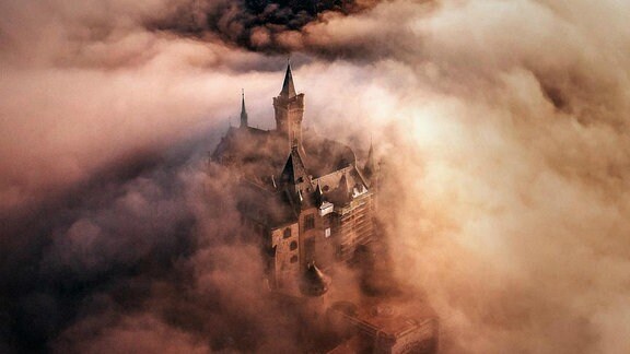 Luftaufnahme des Schlosses Wernigerode im Nebel