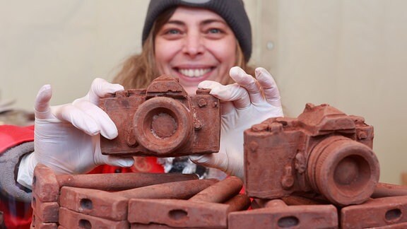 Samara von der Schokoladenmanufaktur AM Schoko mit Kameras aus Schokolade