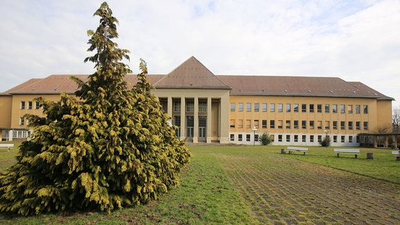 Außenansicht der ehemaligen nationalsozialistischen Eliteschule in Ballenstedt im Harz (Sachsen-Anhalt)