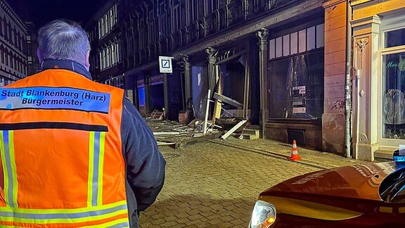 Ein gesprengter Geldautomat der Deutschen Bank bei Nacht in der historischen Innenstadt von Blankenburg.