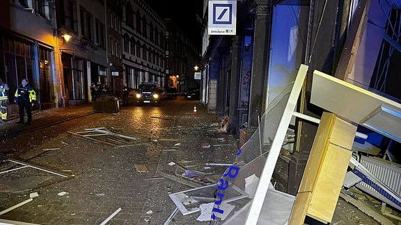 Ein gesprengter Geldautomat der Deutschen Bank bei Nacht in der historischen Innenstadt von Blankenburg.