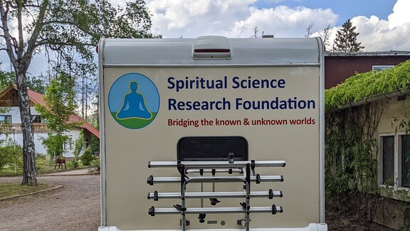 Ein Campingwagen mit der Aufschrift Spiritul Science Research Foundation
