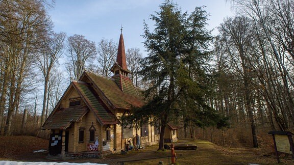 Die denkmalgeschützte Stabkirche Stiege soll aus ihrem abgelegenen Standort im Wald in das einige Kilometer entfernte Dorf umziehen.