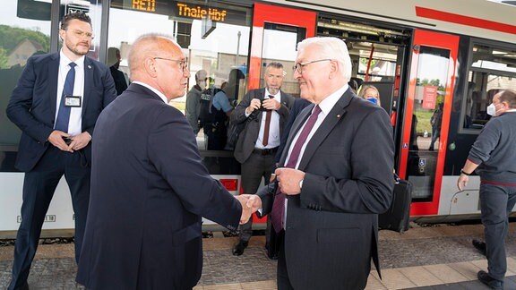 Frank Ruch begrüßt Frank-Walter Steinmeier am Bahnhof Quedlinburg.
