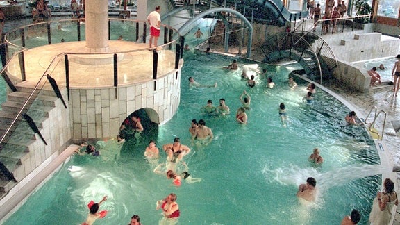 Badegäste tummeln sich im Freizeitbad "Thyragrotte" in Stolberg/Südharz.