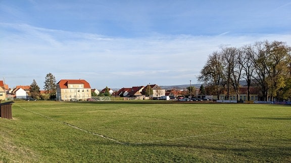 Blick auf einen Fußballplatz