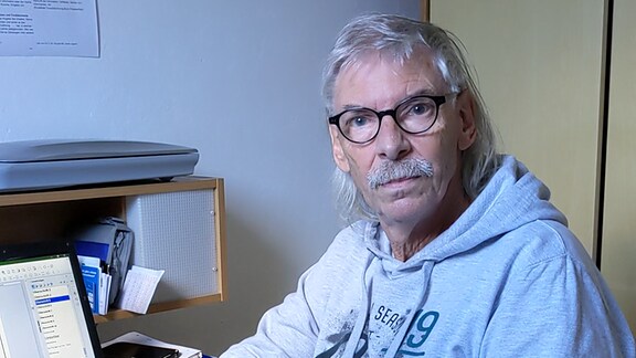 Lothar Wiegmann, Ortschronist von Timmenrode, in seinem Büro am Schreibtisch