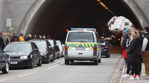 Besucher eines Autotunertreffens stehen am Tunnel der Rappbodetalsperre und beobachten die Fahrzeuge im Tunnel. Fans der Tunerszene haben sich zum «Car-Freitag» den Tunnel, die sogenannte «Soundröhre», als beliebten Treffpunkt der Szene ausgesucht. Das Land Sachsen-Anhalt hat verstärkte Verkehrskontrollen angekündigt.