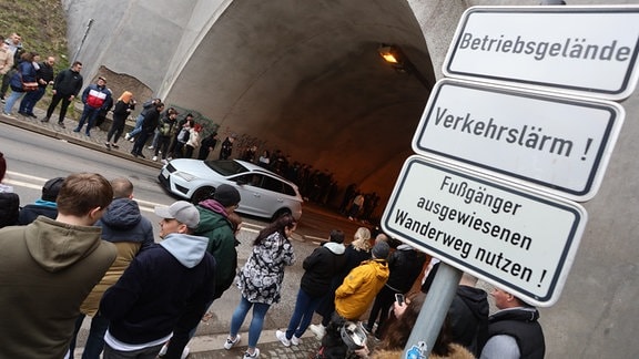  Besucher eines Autotunertreffens stehen am Tunnel der Rappbodetalsperre und beobachten die Fahrzeuge im Tunnel. Fans der Tunerszene haben sich zum «Car-Freitag» den Tunnel, die sogenannte «Soundröhre», als beliebten Treffpunkt der Szene ausgesucht. Das Land Sachsen-Anhalt hat verstärkte Verkehrskontrollen angekündigt.