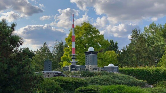 Der Brocken mit Sendeanlage, Wetterwarte, Hotel, Brockenhaus und Brocken-Bahnhof im Miniaturenpark Kleiner Harz in Wernigerode