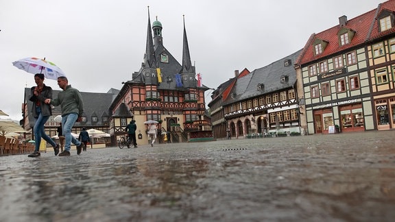 Regenwasser steht auf Marktplatz in Wernigerode.