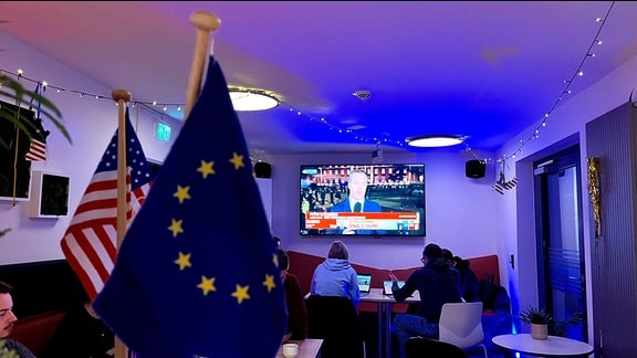 US-Wahlnacht in Wernigerode - Menschen schauen auf einen Fernsehr