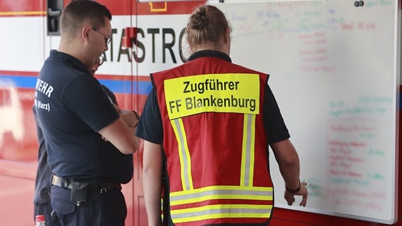 Einsatzkräfte an der Einsatzleitstelle der Feuerwehr in Schierke planen die Waldbrandbekämpfung am Brocken.