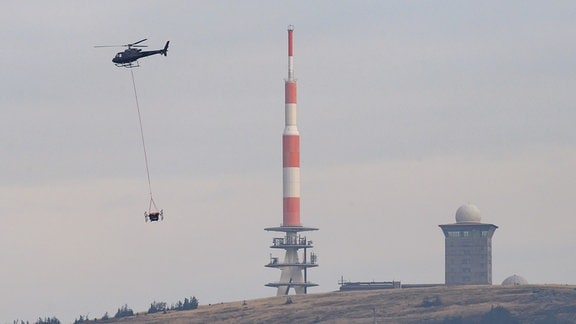 Ein Hubschrauber ist bei einem Waldbrand am Brocken im Harz im Einsatz.