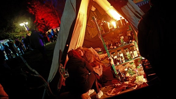 Händler stehen mit Ihren Zelten zum Walpurgisfest auf dem Mittelaltermarkt im Schierker Kurpark.