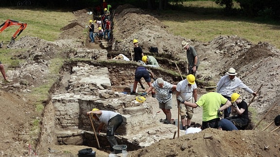 Ehrenamtliche Helfer unterstützen die archäologischen Untersuchungen am ehemaligen Kloster Himmenpforte in Wernigerode