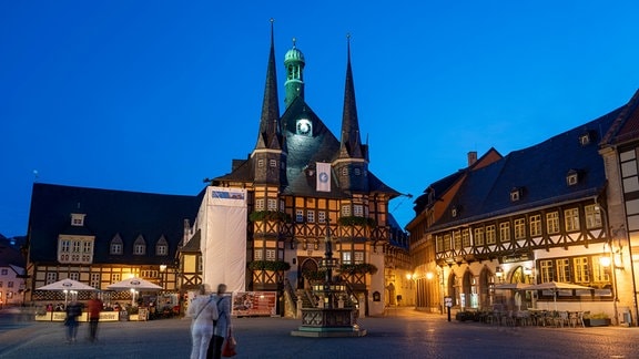 Historisches Rathaus mit neugotischen Wohltäterbrunnen in der Altstadt von Wernigerode.