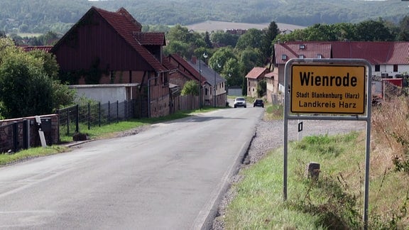 Der Ortseingang von Wienrode inklusive Ortseingangsschild