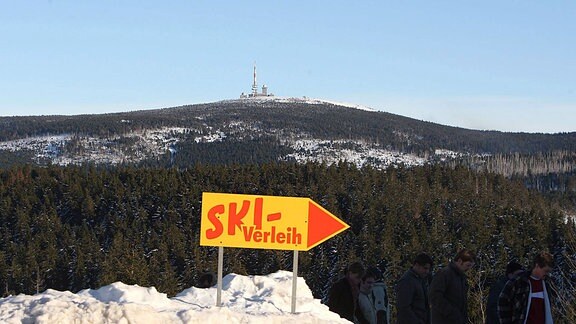 Schild eines Ski-Verleihs vor dem Brocken im Harz