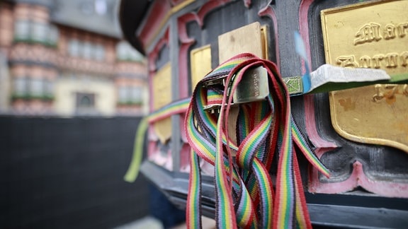 Die Plaketten am Marktbrunnen in Wernigerode sind mit einem Spanngurt gesichert