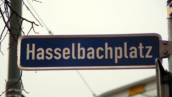 Das Straßenschild "Hasselbachplatz"