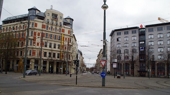 Blick über den Hasselbachplatz mit seinen kreuzenden Straßenbahnschienen hinein in die Sternstraße.