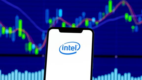 Intel Logo auf Smartphone-Bildschirm