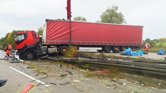 Ein Lkw steht quer über einer Leitplanke