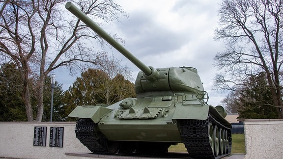 Ein sowjetischer Panzer vom Typ "T 34" steht auf dem Ehrenfriedhof in Burg bei Magdeburg.