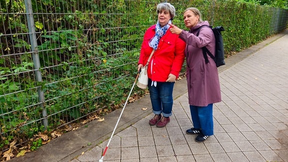 Daniela Schmidt (l.) und Denise Kelling (r.), eine Rehabilitationslehrerin für Blinde und Sehbehinderte