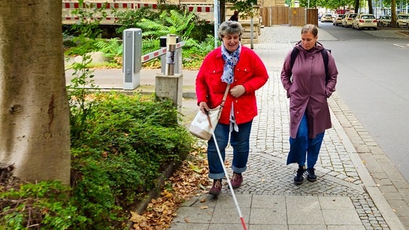 Daniela Schmidt (l.) und Denise Kelling (r.), Rehabilitationslehrerin für Blinde und Sehbehinderte