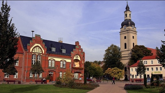 Marktplatz mit Kirche und Rathaus in Genthin in Brandenburg